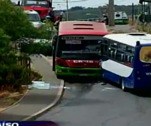 Violento accidente entre dos microbuses deja 10 heridos en Valparaíso