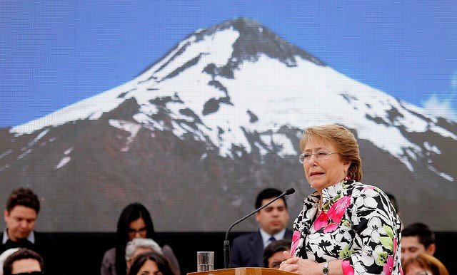 Bachelet asegura que Chile no enfrenta "ni una crisis" ni una "recesión"