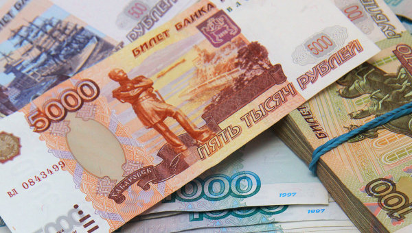 Rublo sufre espectacular caída y supera barrera psicológica de 100 por euro