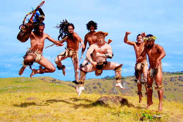(FOTO): Lucho Jara grabó video en Isla de Pascua vestido de Rapa Nui