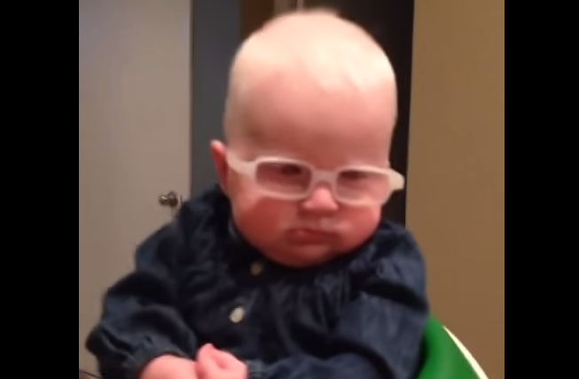Conmovedor: Bebé albina ve por primera vez a su mamá