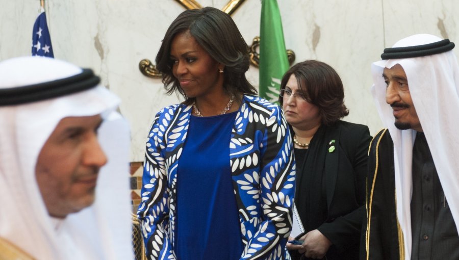 Michelle Obama genera revuelo al prescindir del velo en Arabia Saudí