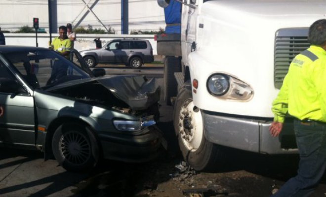 Colisión entre camión y vehículo menor deja un herido en Talcahuano