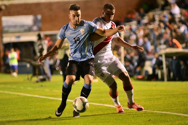 Uruguay vence a Perú por 3-1 y también llega a la punta del Hexagonal