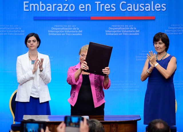 Bachelet firmó proyecto para despenalizar el aborto bajo tres causales