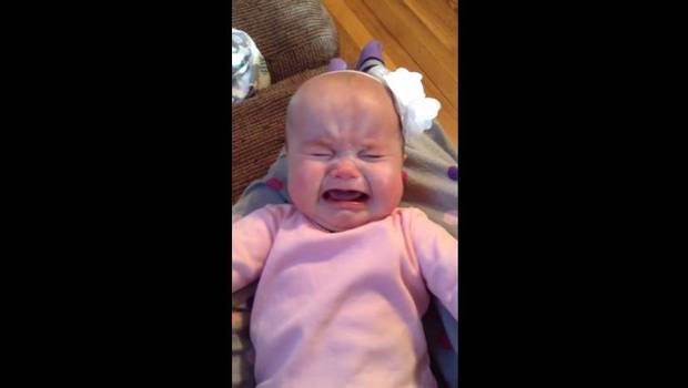 Video: Esta bebé solo deja de llorar solo si escucha cantar a Taylor Swift