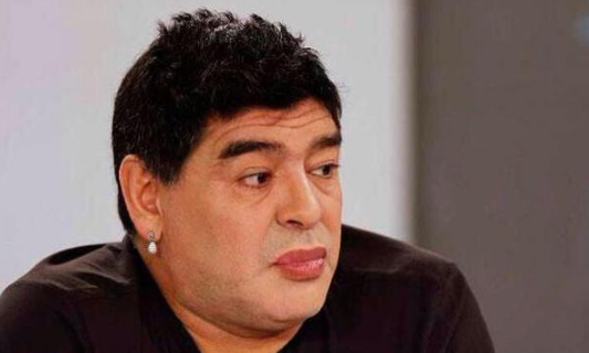 Nuevo look femenino de Maradona desata divertidos memes en redes sociales