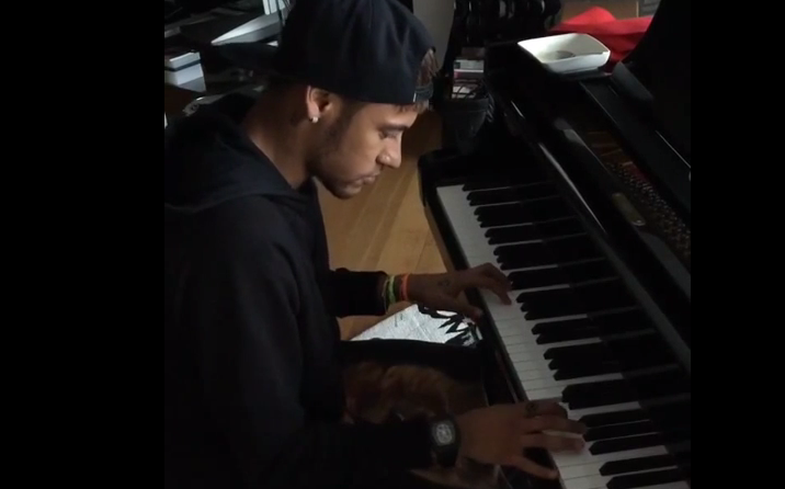 No solo es bueno con la pelota: Neymar sorprende tocando piano