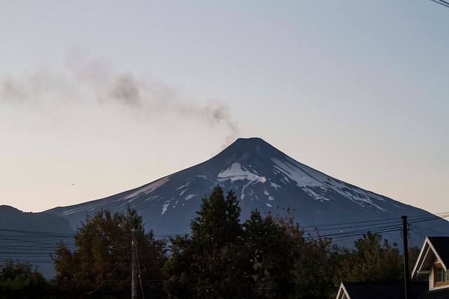 Onemi y Sernageomin mantienen Alerta Roja en volcán Villarrica