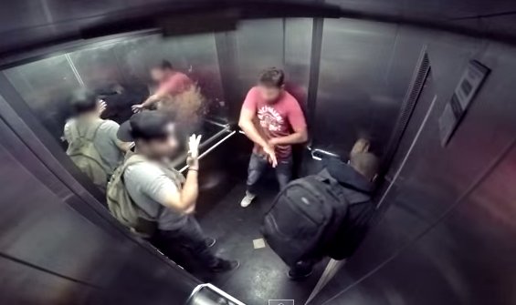 Video: La asquerosa broma en un ascensor que es furor en la web