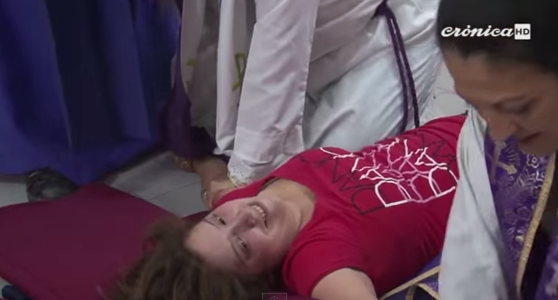 Videos: Sacerdote exorciza a mujer "poseída" en vivo y en directo