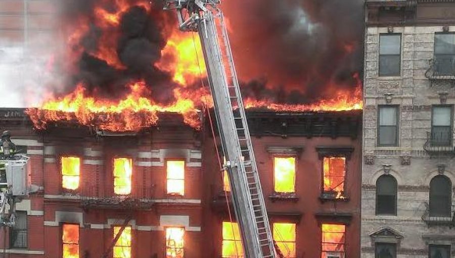 Estados Unidos: edificio de New York se incendia tras explosión