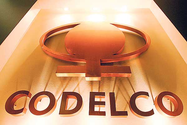 Los beneficios de Codelco caen un 22 % en 2014 por baja en precio del cobre