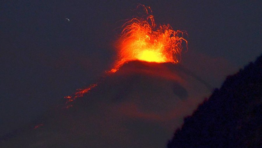 Crece la actividad en volcán Villarrica, que sigue en alerta naranja
