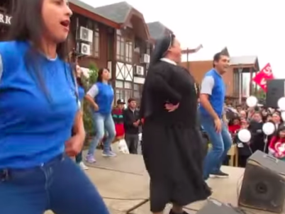 Monja la rompe bailando reggaetón en “Marcha por la vida” en Villarrica