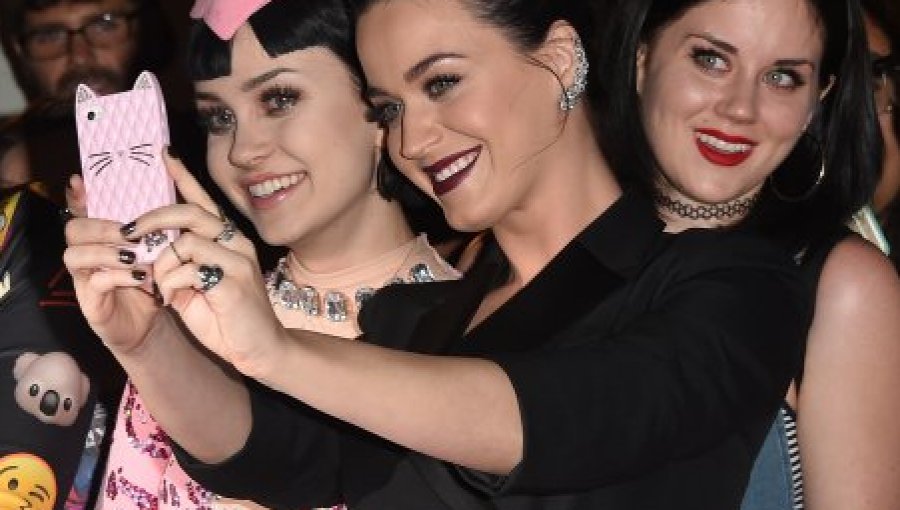 Mira la curiosa selfie de Katy Perry con su doble