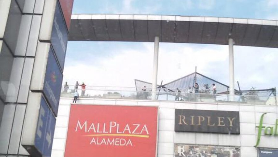 Sujeto amenaza con lanzarse desde las alturas del mall Plaza Alameda