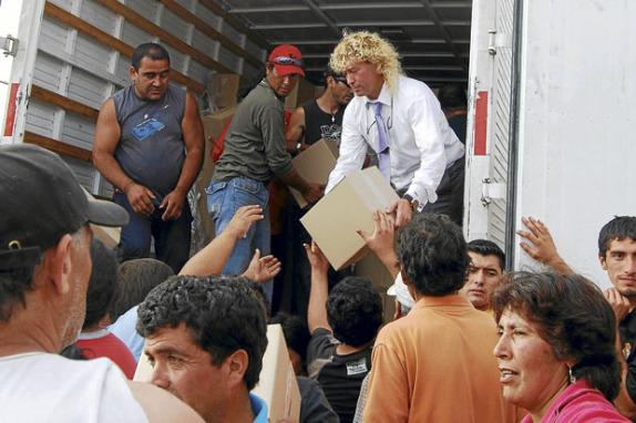 Leonardo Farkas empieza caravana solidaria en Caldera para entregar ayuda