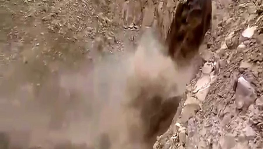 VIDEO Sorprendente aluvión deja atrapada a pareja en Arica