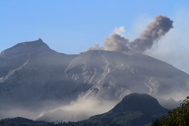 Se intensifica la fumarola del volcán Calbuco
