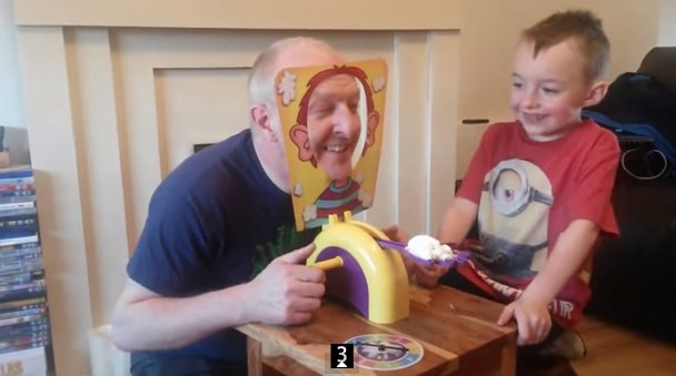Video: Tierno juego entre un abuelo y su nieto te hará llorar de la risa
