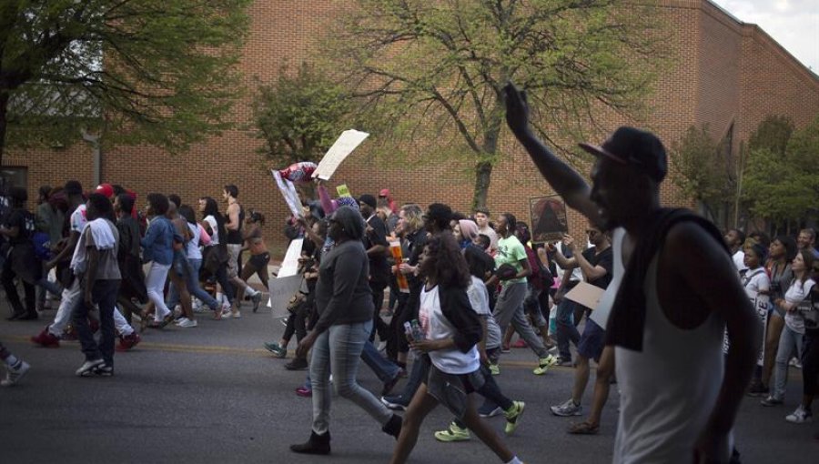 Miles de manifestantes marchan en Baltimore tras imputación policías