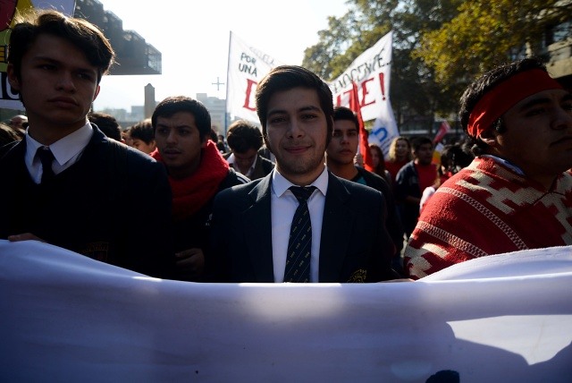 Marcha de estudiantes y profesores pide cambios a reforma educacional