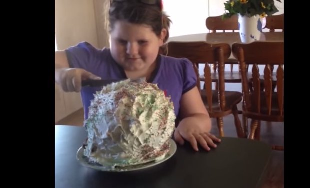 Video: Niña recibe una divertida sorpresa al partir su torta