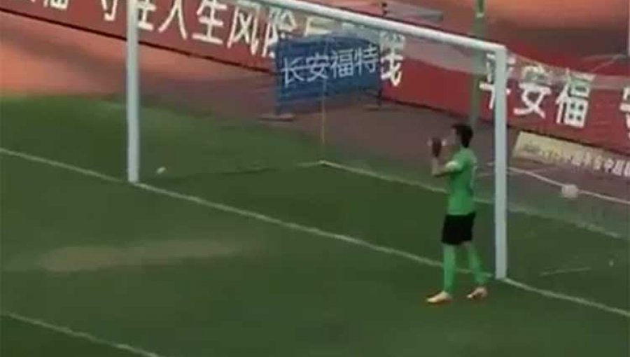 Video: Arquero chino toma agua mientras le marcan gol