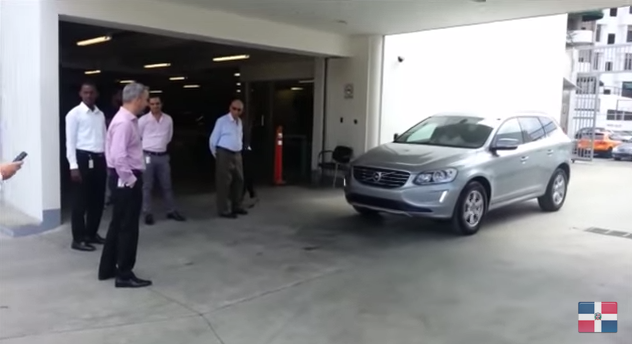 Video: Auto en piloto automático atropella a personas