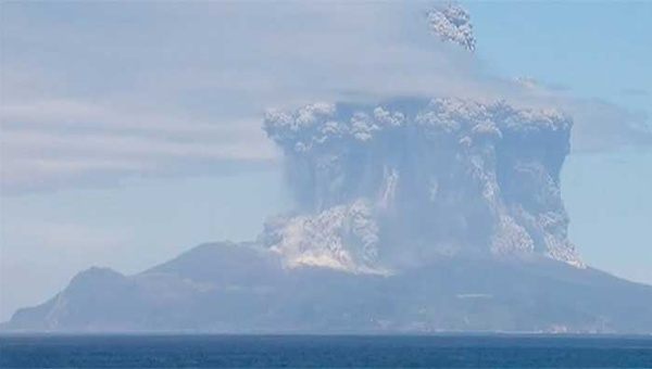Evacúan isla al sur de Japón por erupción de volcán Shindake