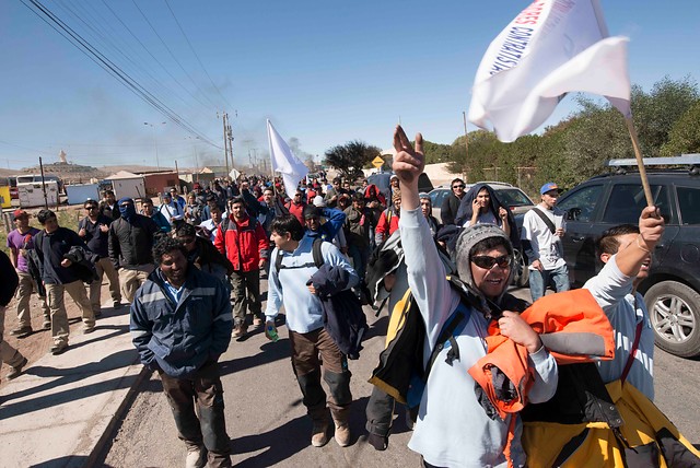 Protestan en centro de Santiago por muerte de trabajador de empresa minera