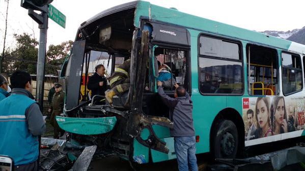 Colisión múltiple de buses del Transantiago termina con 15 lesionados