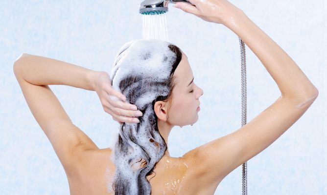 Aprende cómo lavar tu cabello en verano para minimizar los daños