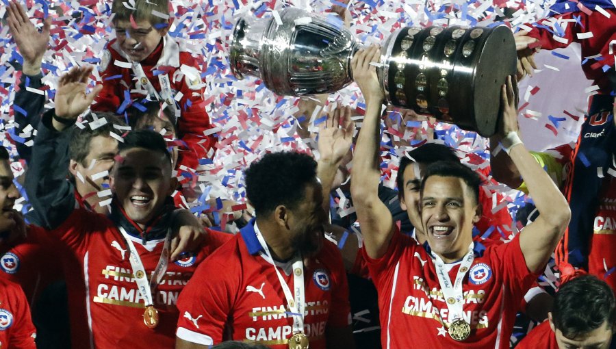 Sánchez arenga a sus compañeros rememorando el título en la Copa América