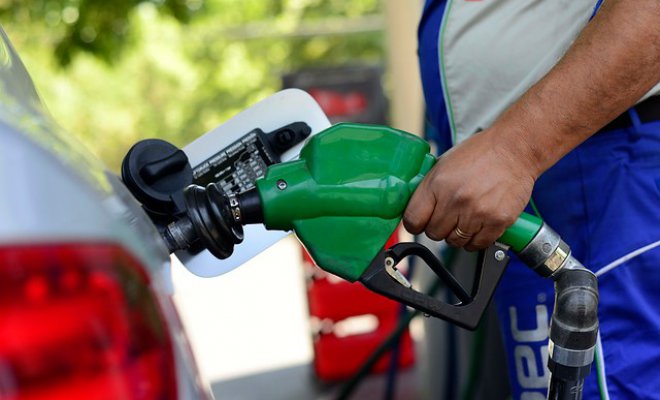 Las bencinas vuelven a tener una baja de $5,4 a partir de este jueves