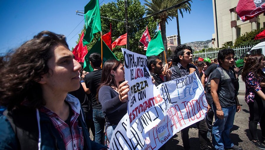 Estudiantes marcharon en Valparaíso y Santiago previo a movilización de Confech