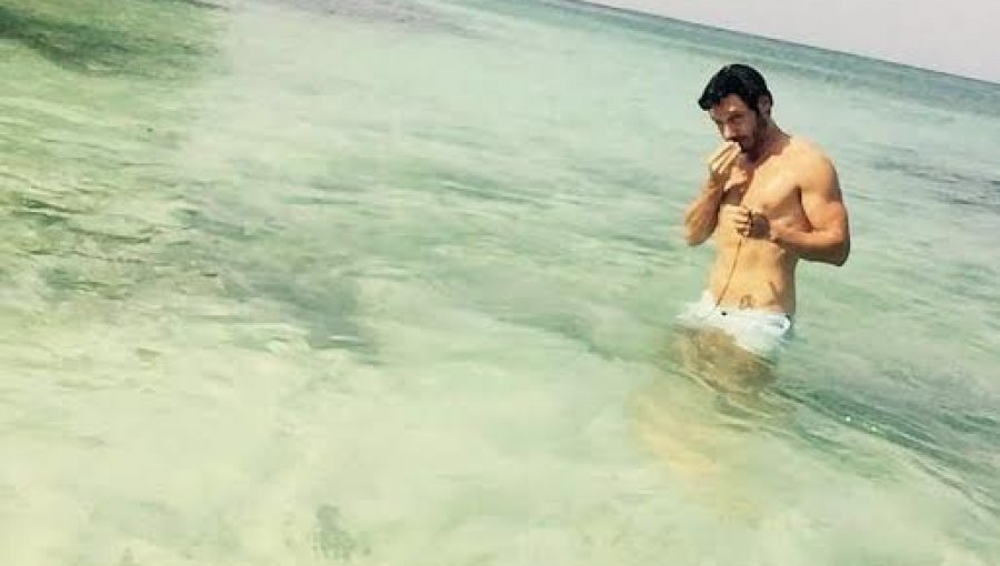 Benjamín Vicuña impacta con sensual foto en la playa