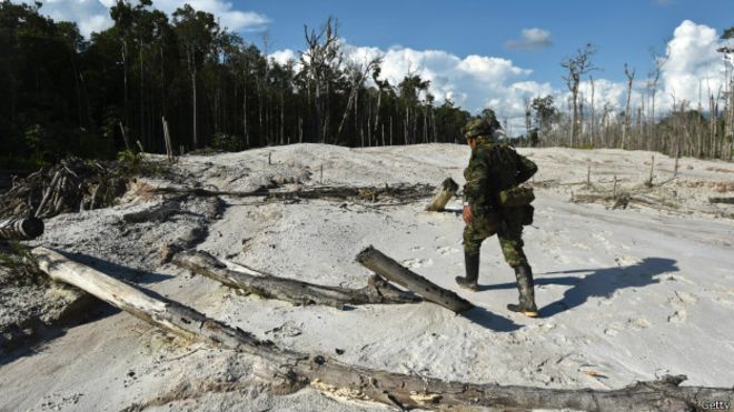 2 muertos y 7 heridos al derrumbarse una mina de oro ilegal en Colombia