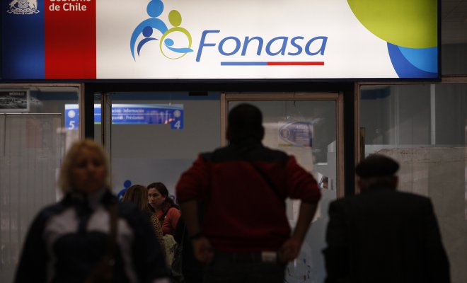 Funcionarios de FONASA se encuentran en paro y exigen salida de su directora