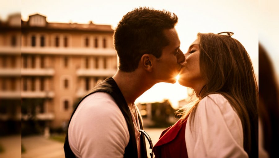 La verdadera razón de por qué la gente cierra los ojos al besarse no es para nada romántica
