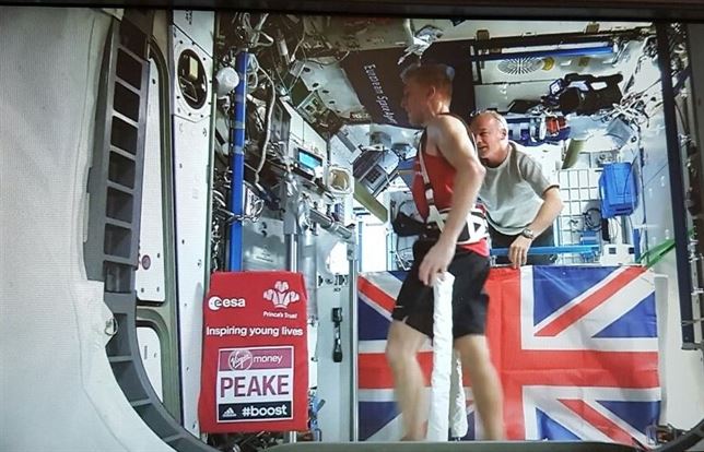 Tim Peake bate el récord de la maratón en el espacio
