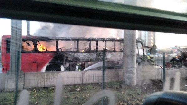 Bus interprovincial resultó totalmente quemado luego de incendiarse en Autopista Vespucio Norte