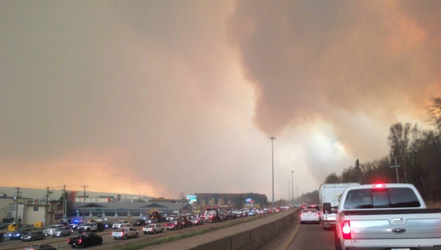 Alerta en Canadá: Dantesco incendio obliga a evacuar una ciudad entera