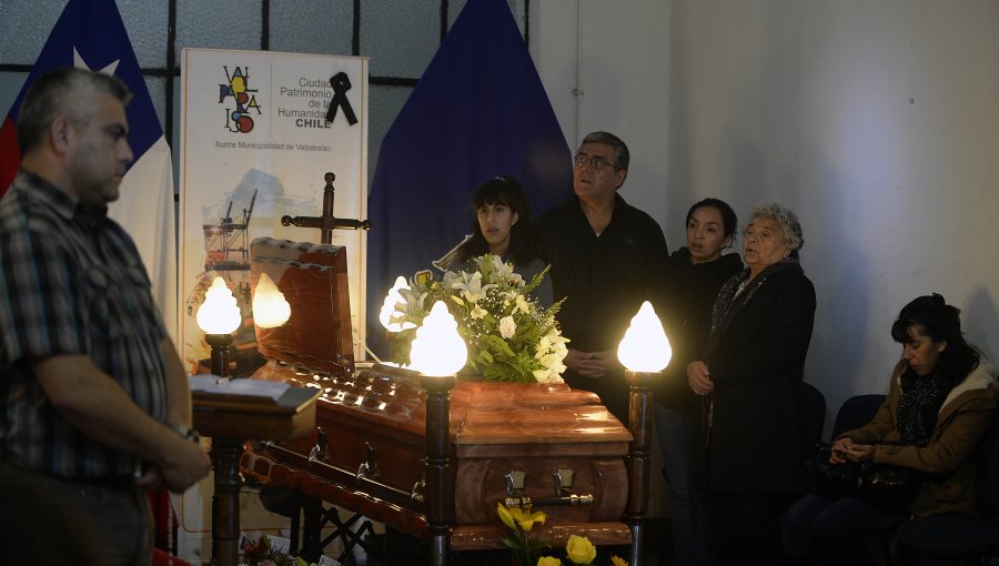 Impotencia y consternación: Imágenes del último adiós del guardia fallecido en Valparaíso