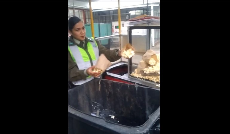 Video: Carabinera bota mercadería de vendedora ambulante
