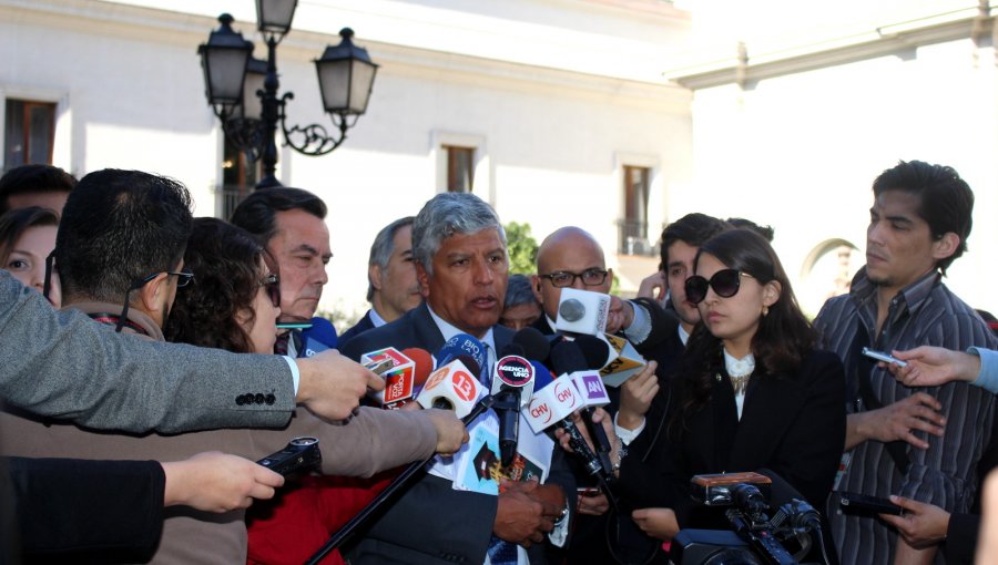 Alcalde Castro llevó petitorio hasta la Moneda por incidentes del 21 de mayo