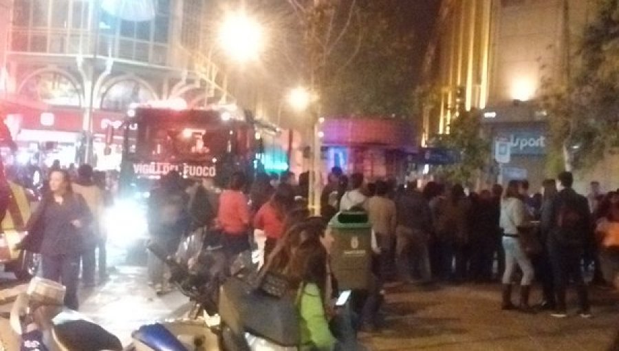Incendio en Mall del Centro en Santiago: Transito suspendido