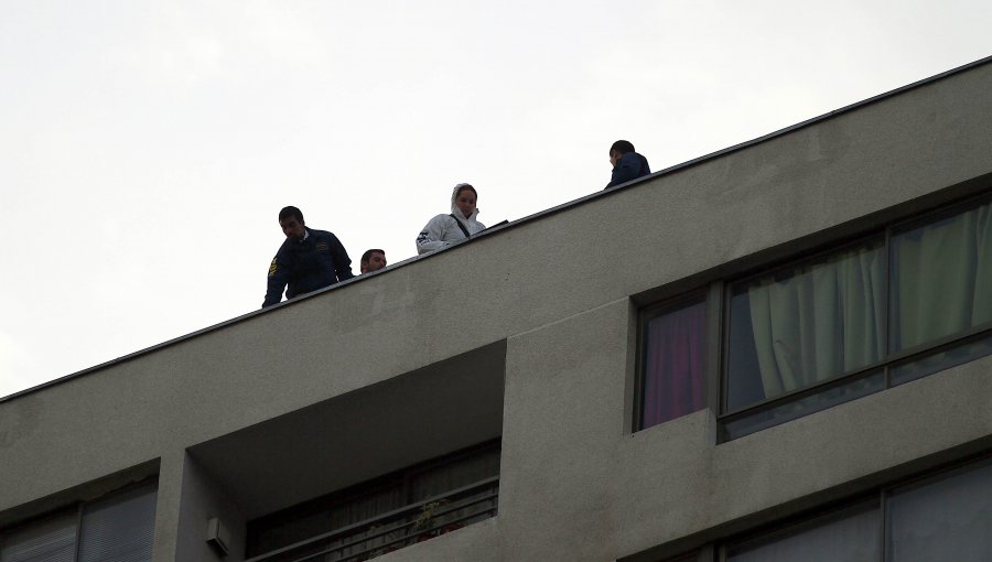 Madre y pequeña hija caen desde el piso 21 de un edificio en Recoleta (fotos)