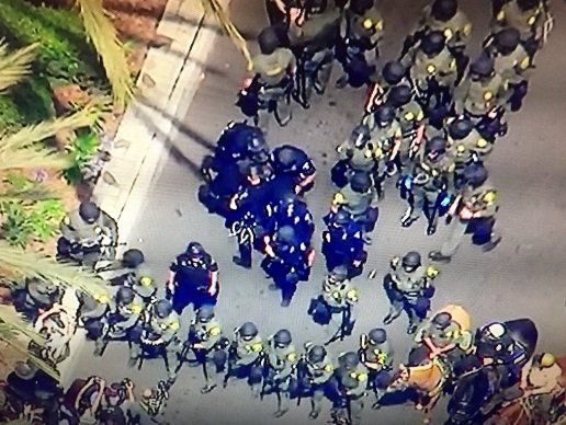 Video: Manifestantes anti-Trump se enfrentan a la Policía en Anaheim, California